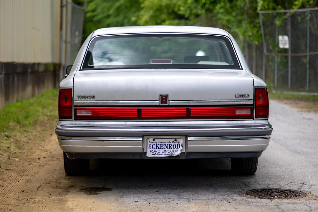 1990 Lincoln Town Car - Image 8 of 31