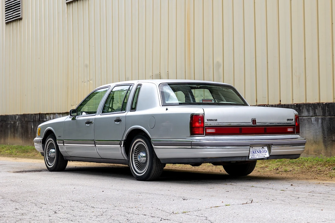 1990 Lincoln Town Car - Image 5 of 31