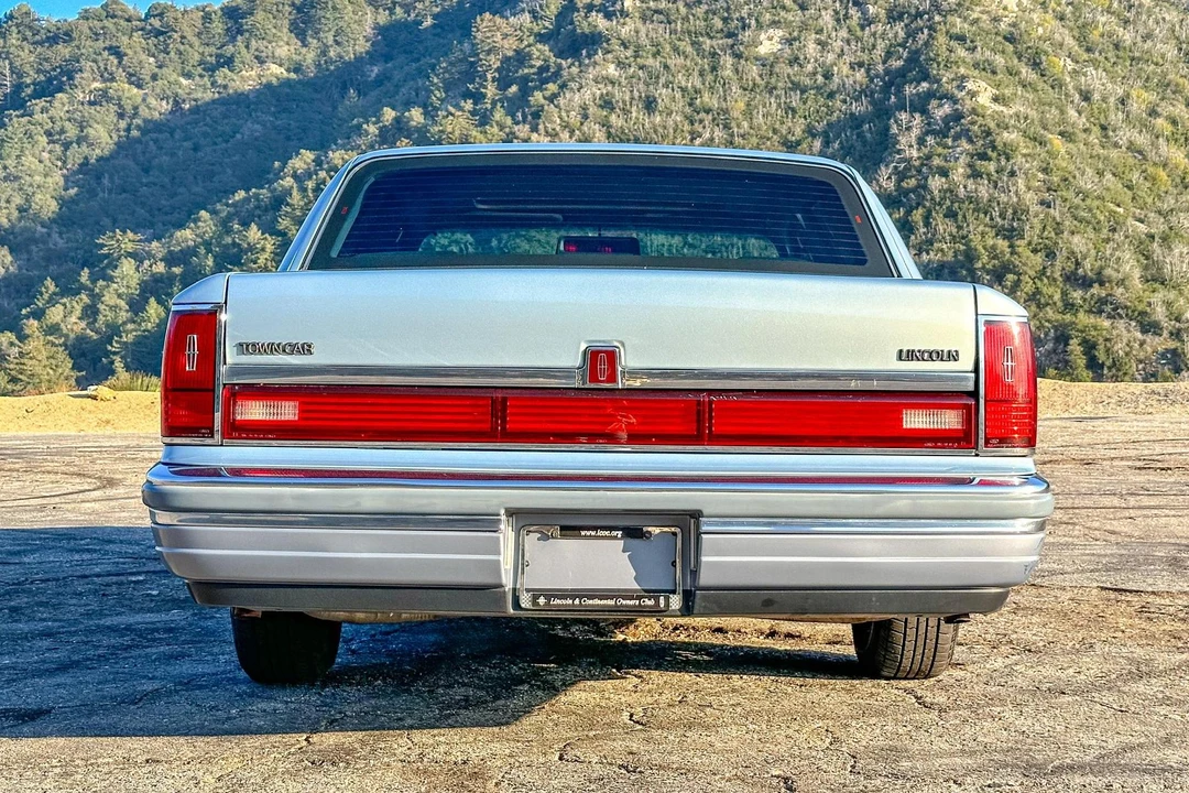 1990 Lincoln Town Car - Image 5 of 31