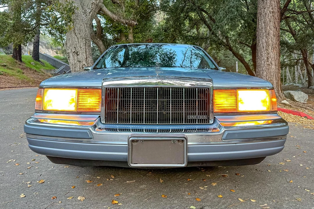 1990 Lincoln Town Car - Image 2 of 31