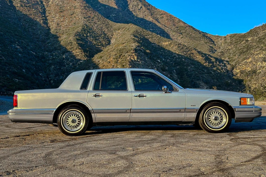 1990 Lincoln Town Car - Image 3 of 31