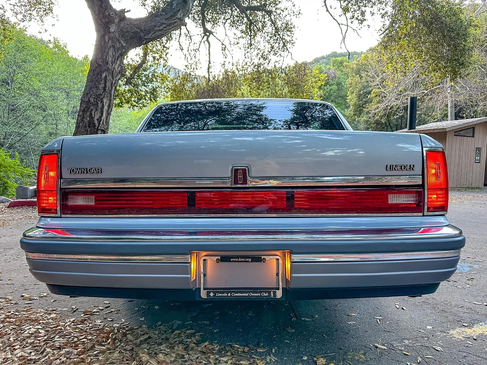 1990 Lincoln Town Car - Image 11 of 31