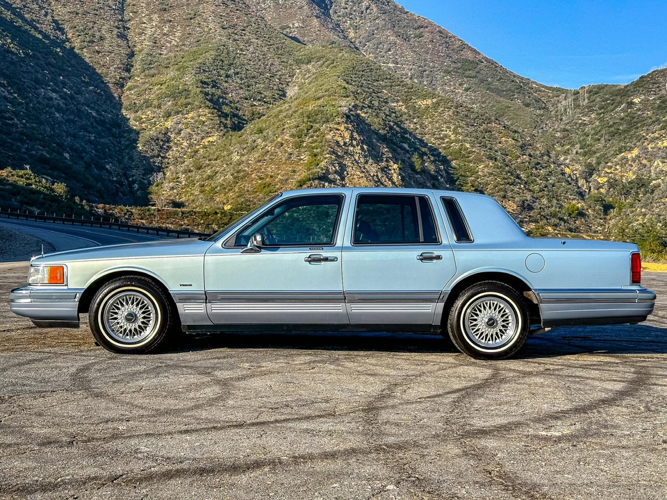 1990 Lincoln Town Car - Image 8 of 31