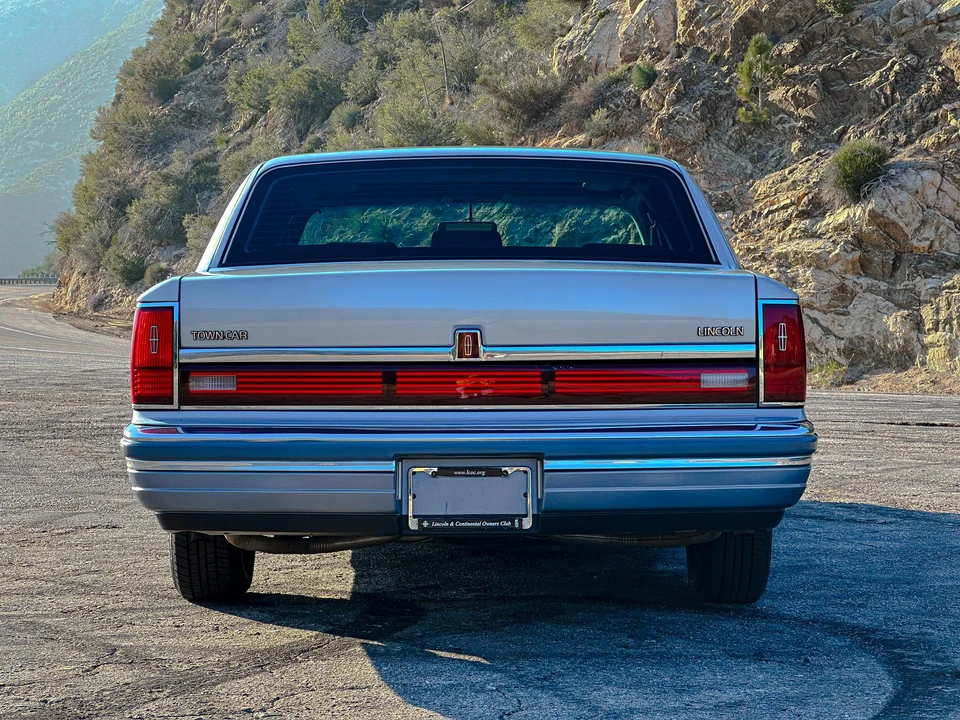 1990 Lincoln Town Car - Image 10 of 31