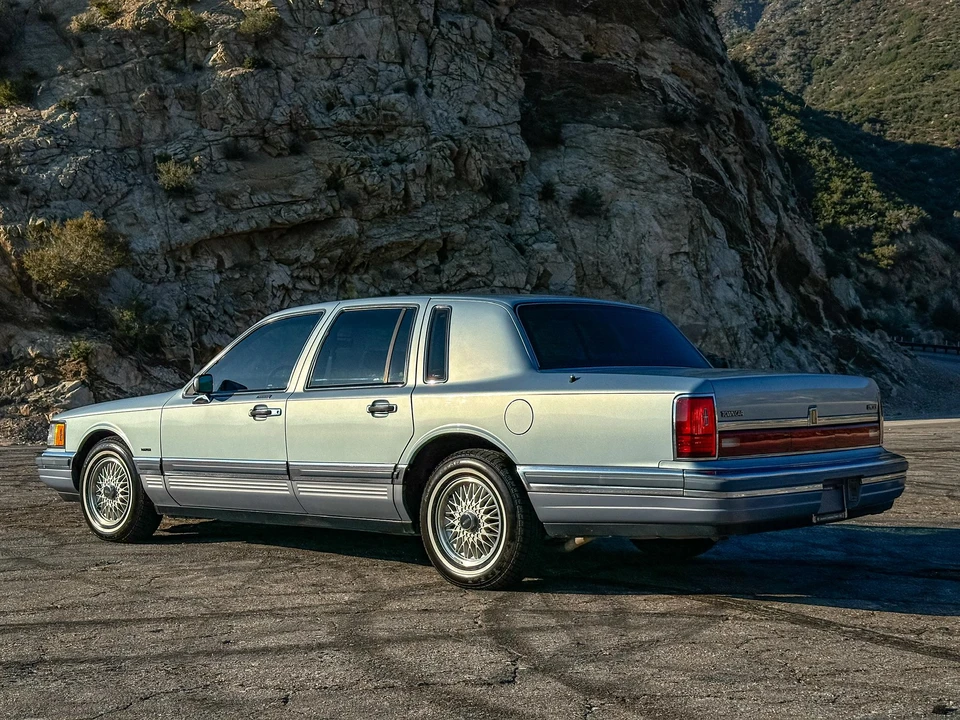 1990 Lincoln Town Car - Image 9 of 31