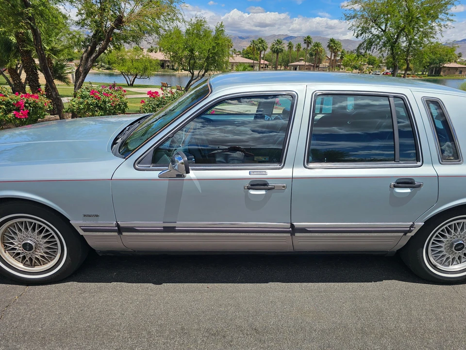 1990 Lincoln Town Car - Image 26 of 31