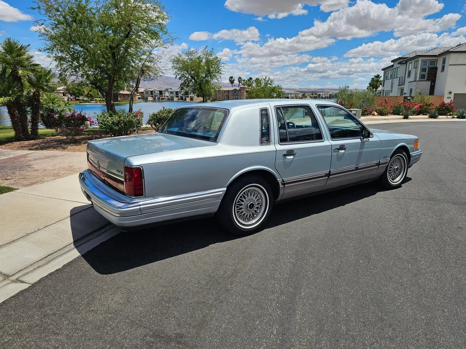 1990 Lincoln Town Car - Image 14 of 31