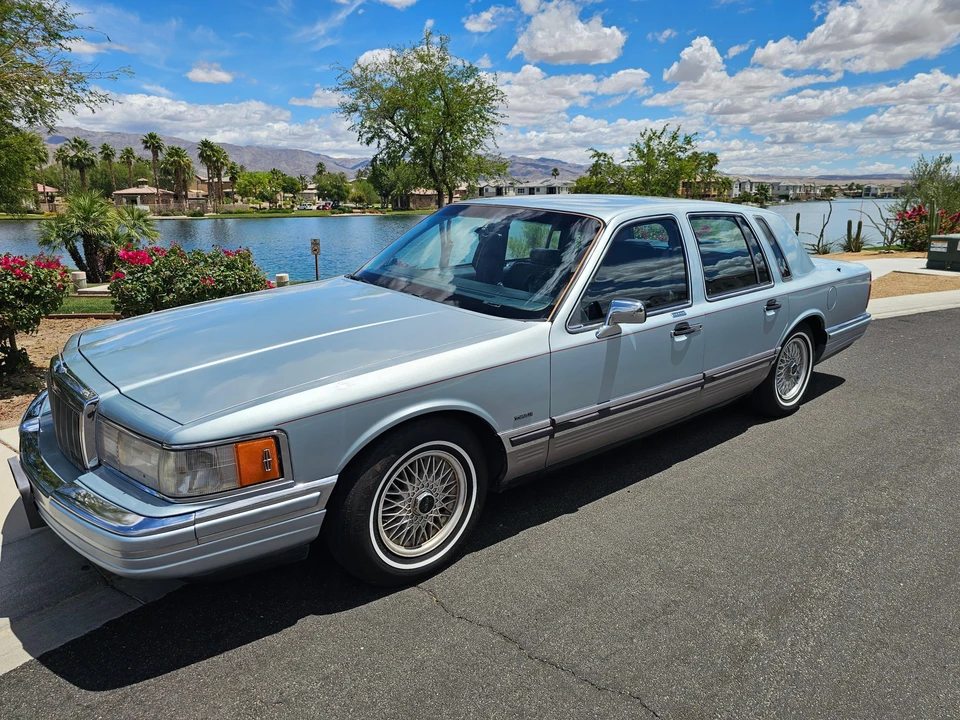 1990 Lincoln Town Car - Image 10 of 31