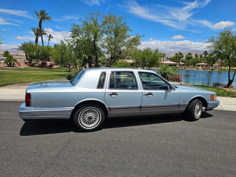 1990 Lincoln Town Car - Image 15 of 31