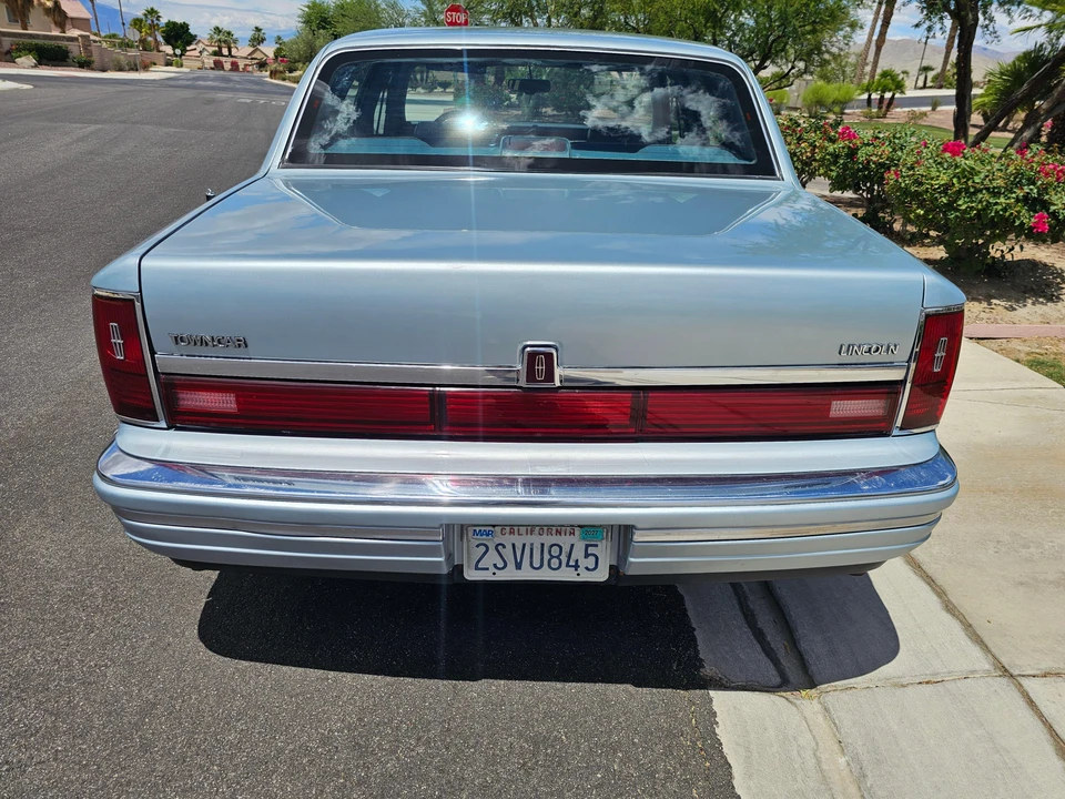 1990 Lincoln Town Car - Image 13 of 31