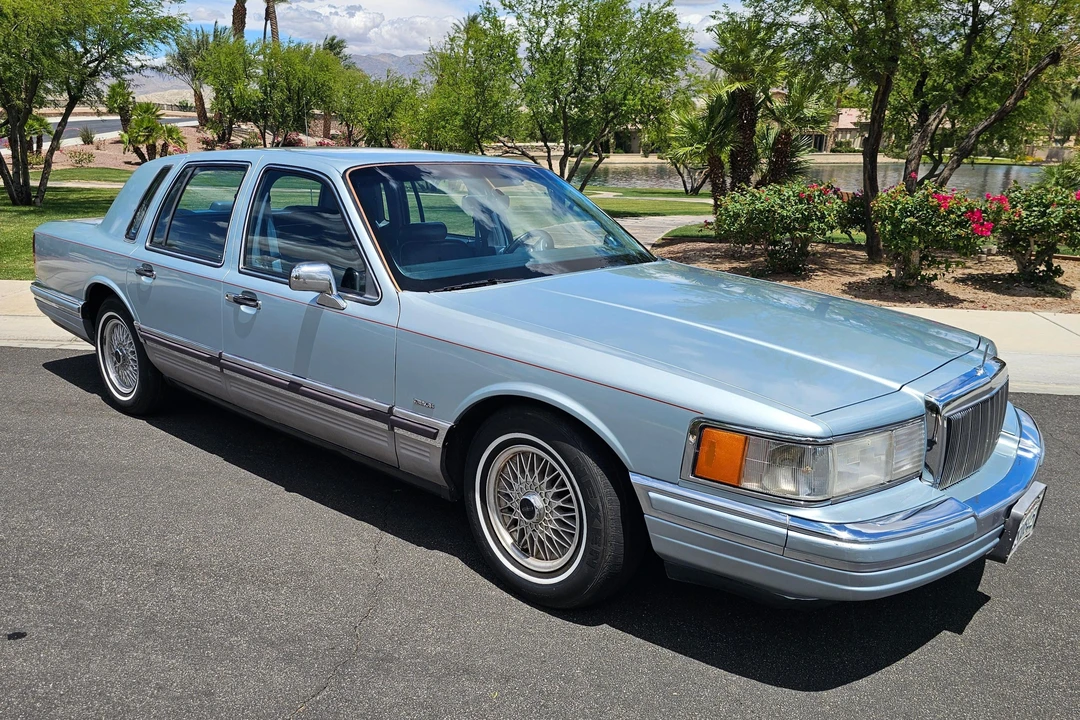 1990 Lincoln Town Car - Image 17 of 31