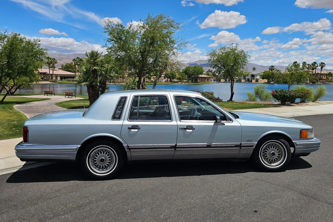1990 Lincoln Town Car - Image 16 of 31