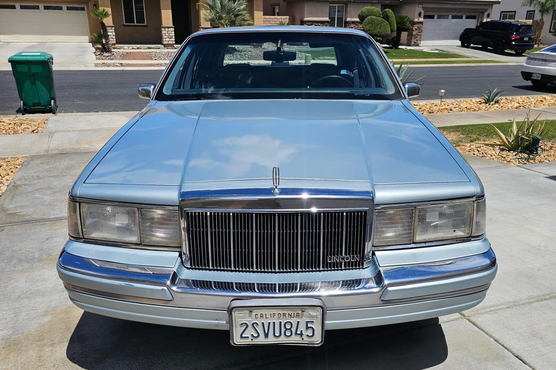 1990 Lincoln Town Car - Image 2 of 31