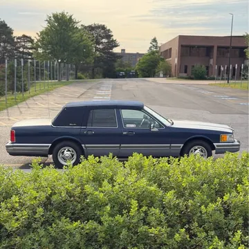 1990 Lincoln Town Car Signature L Sedan 4D
