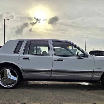 1990 Lincoln Town Car Signature Sedan 4D