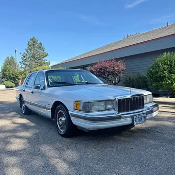 1990 Lincoln Town Car Signature Touring Sedan 4D