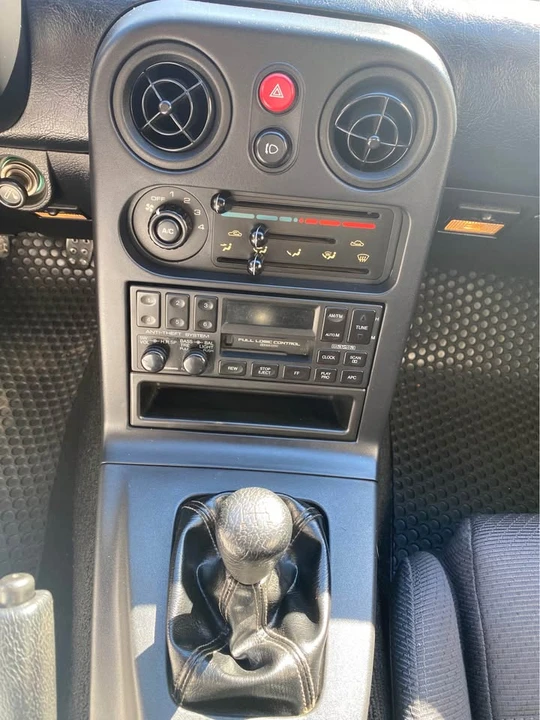 1990 Mazda NA MX-5 Miata - Image 17 of 18