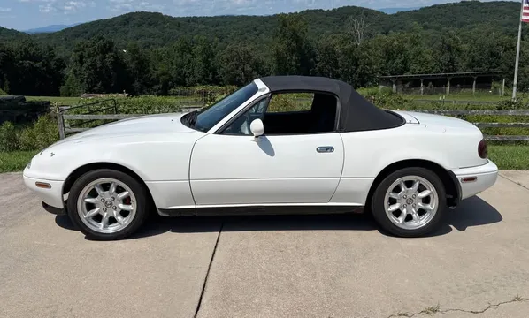 1990 Mazda MX-5 SE Convertible 2D