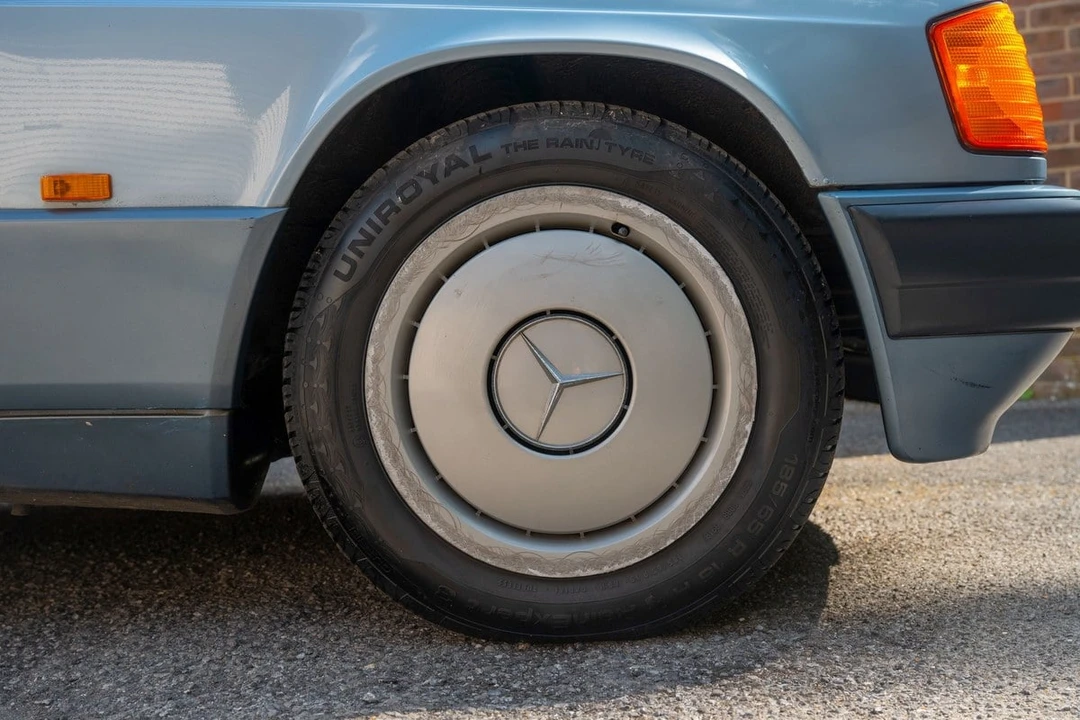 1990 Mercedes-Benz 190E - Image 21 of 30