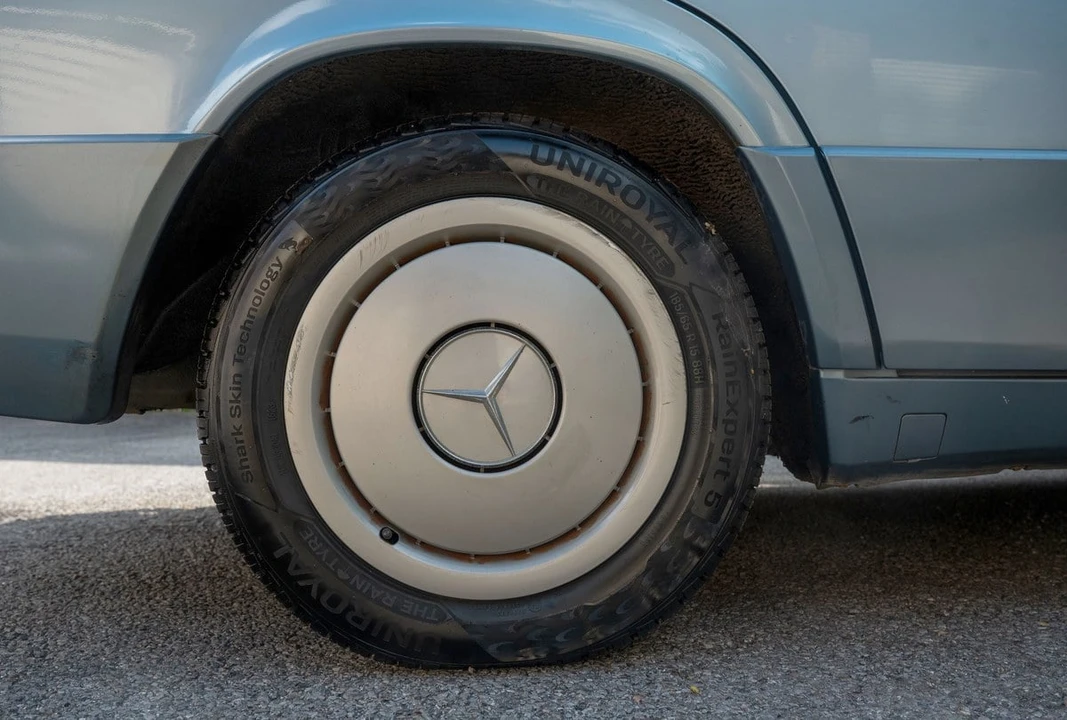 1990 Mercedes-Benz 190E - Image 22 of 30