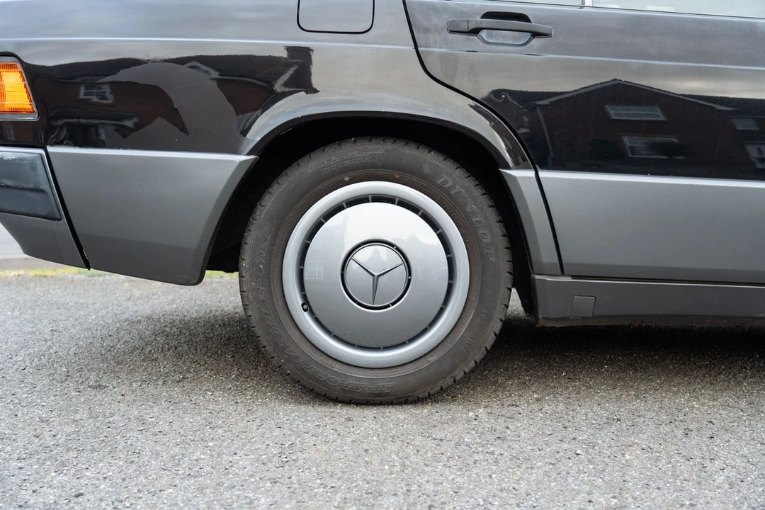 1990 Mercedes-Benz 190E - Image 15 of 30
