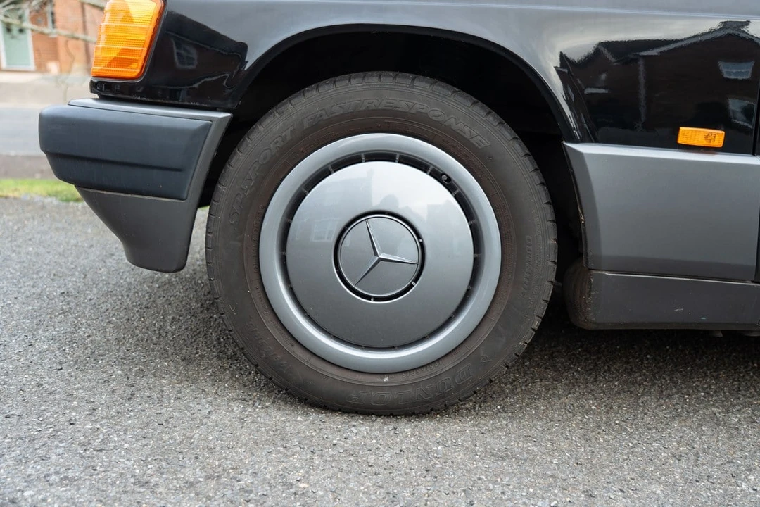 1990 Mercedes-Benz 190E - Image 13 of 30