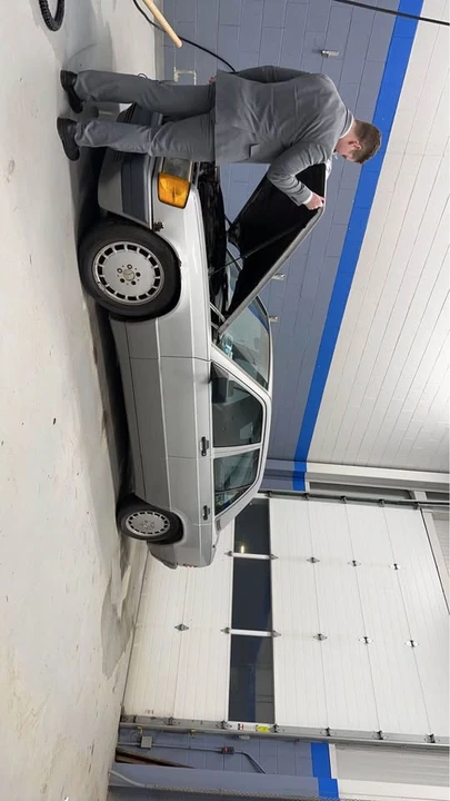 1990 Mercedes-Benz 190E - Image 2 of 4