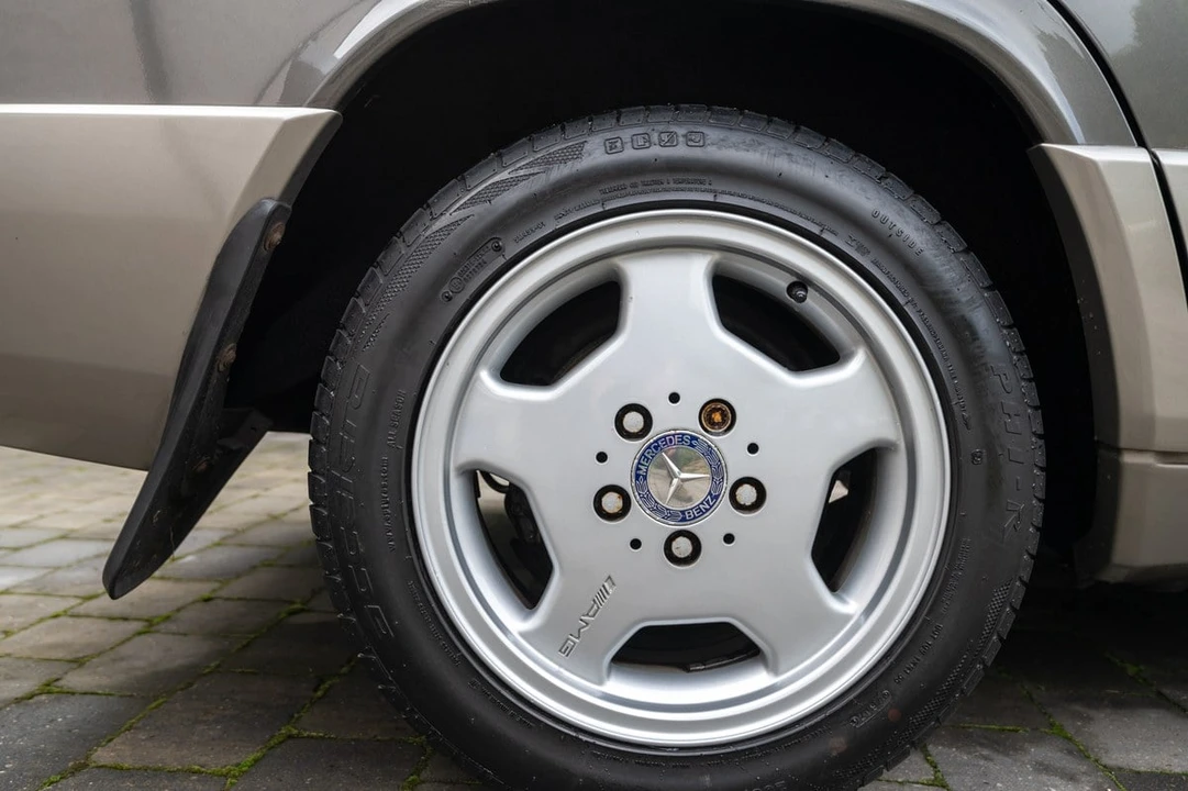 1990 Mercedes-Benz 190E - Image 13 of 30