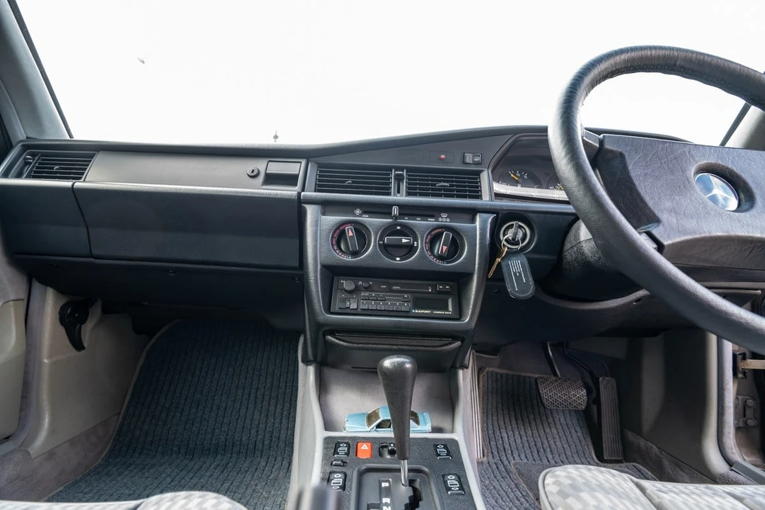 1990 Mercedes-Benz 190E - Image 24 of 30