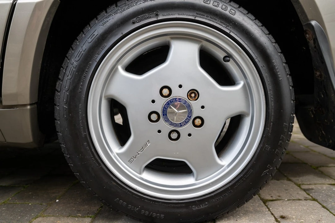 1990 Mercedes-Benz 190E - Image 16 of 30