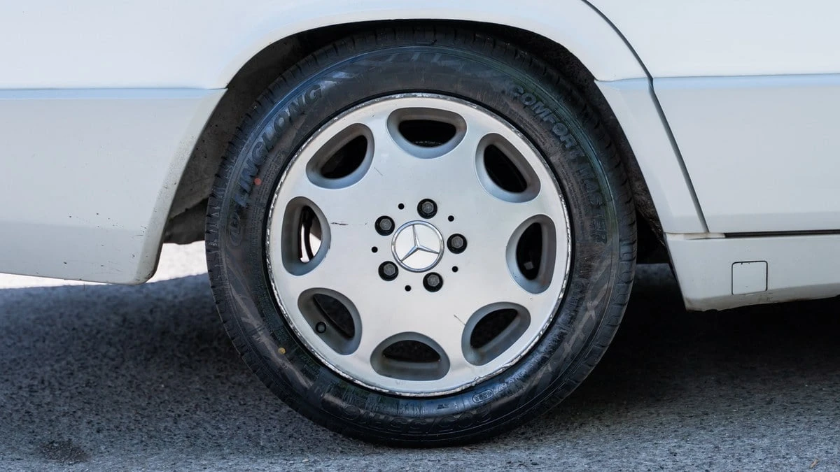 1990 Mercedes-Benz 190E - Image 12 of 30