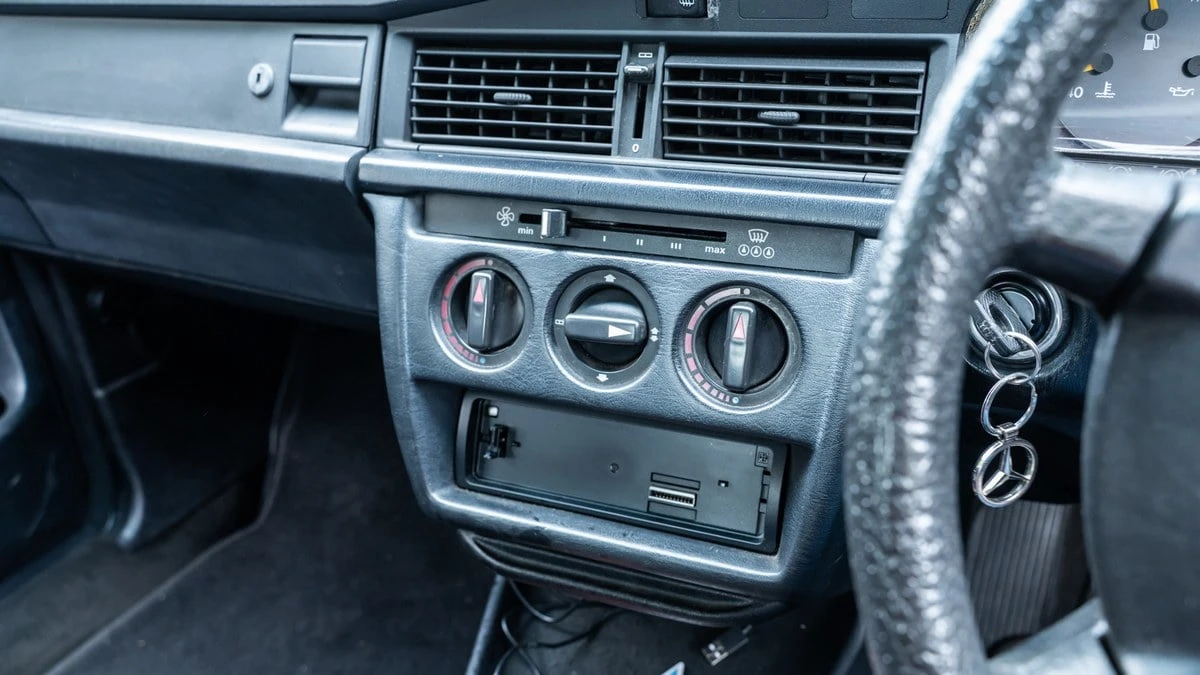 1990 Mercedes-Benz 190E - Image 21 of 30