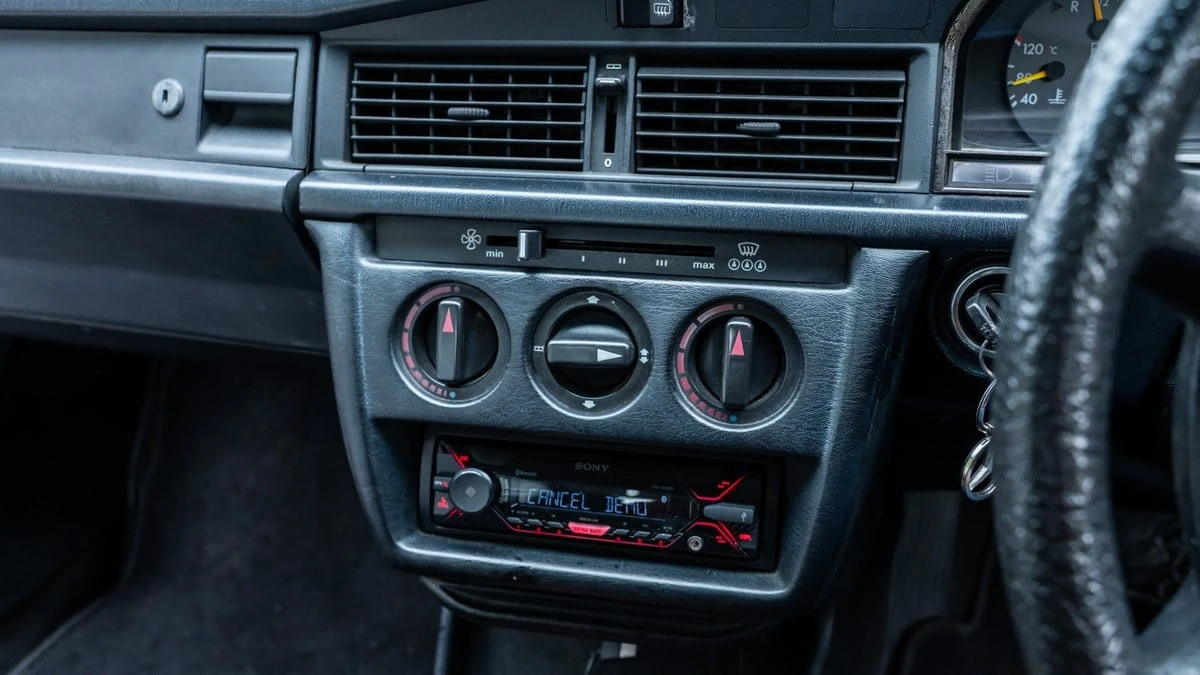 1990 Mercedes-Benz 190E - Image 25 of 30