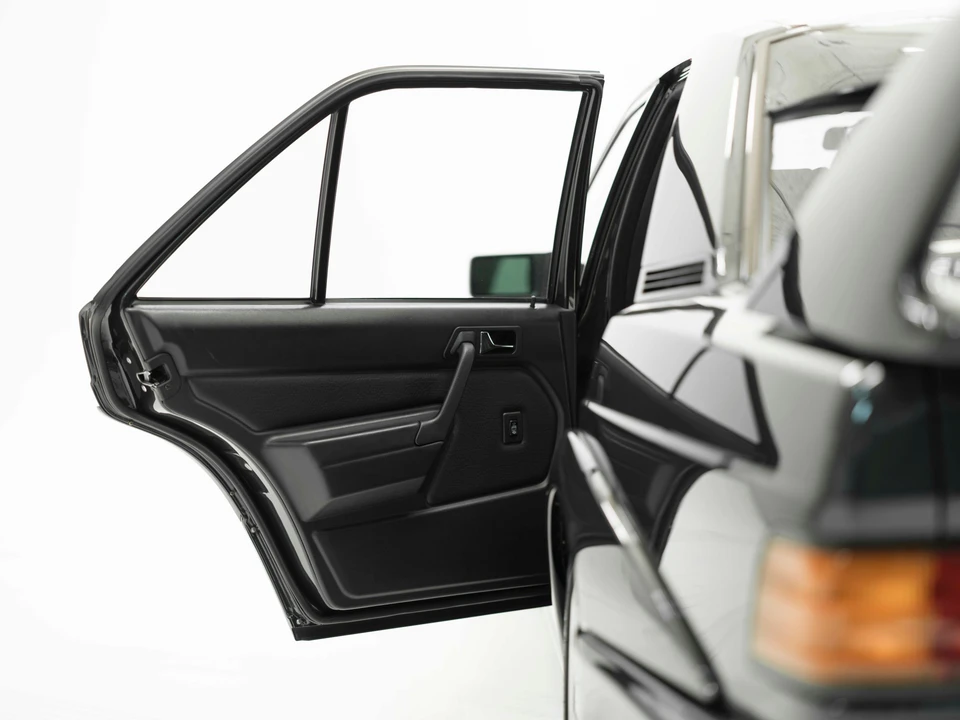 1990 Mercedes-Benz 190E 2.5-16 Evolution II - Image 27 of 31