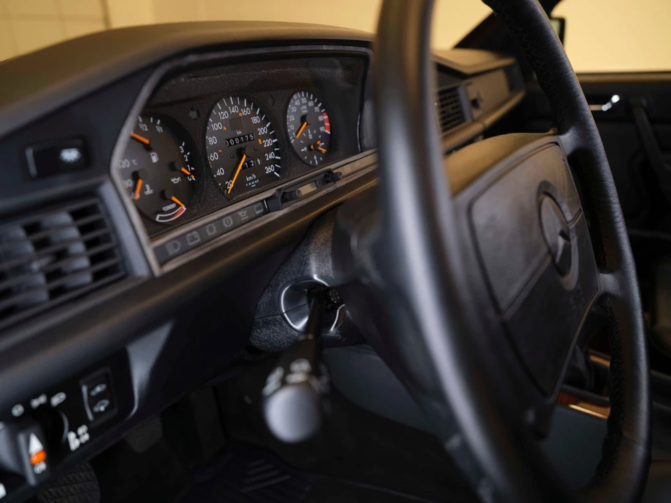 1990 Mercedes-Benz 190E 2.5-16 Evolution II - Image 6 of 31