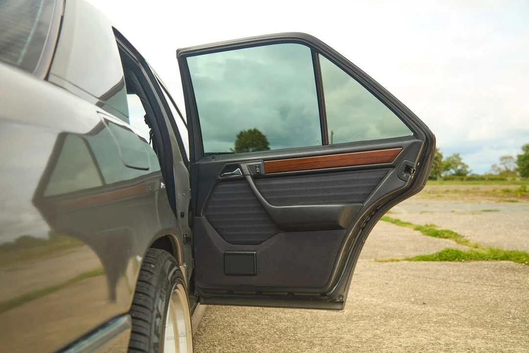 1990 Mercedes-Benz W124 E-Class - Image 29 of 30