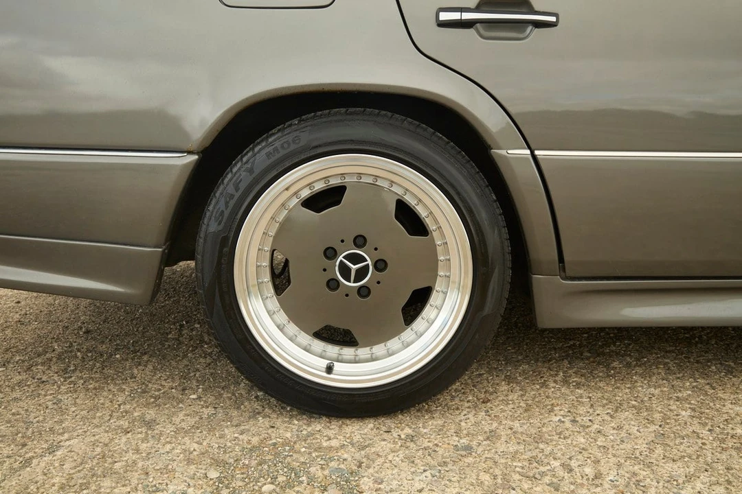 1990 Mercedes-Benz W124 E-Class - Image 10 of 30