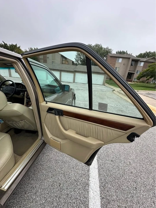1990 Mercedes-Benz W124 E-Class - Image 13 of 20