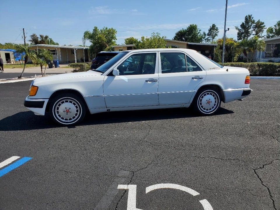 1990 Mercedes-Benz W124 E-Class - Image 3 of 20