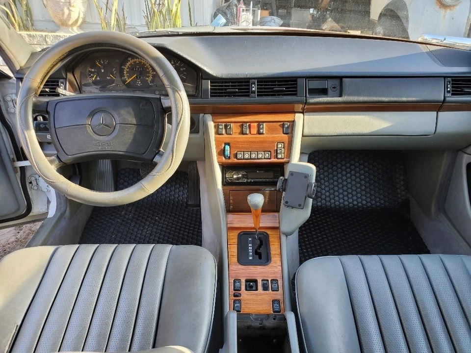 1990 Mercedes-Benz W124 E-Class - Image 12 of 20