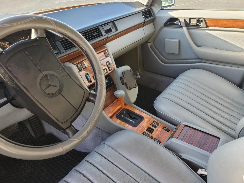 1990 Mercedes-Benz W124 E-Class - Image 11 of 20
