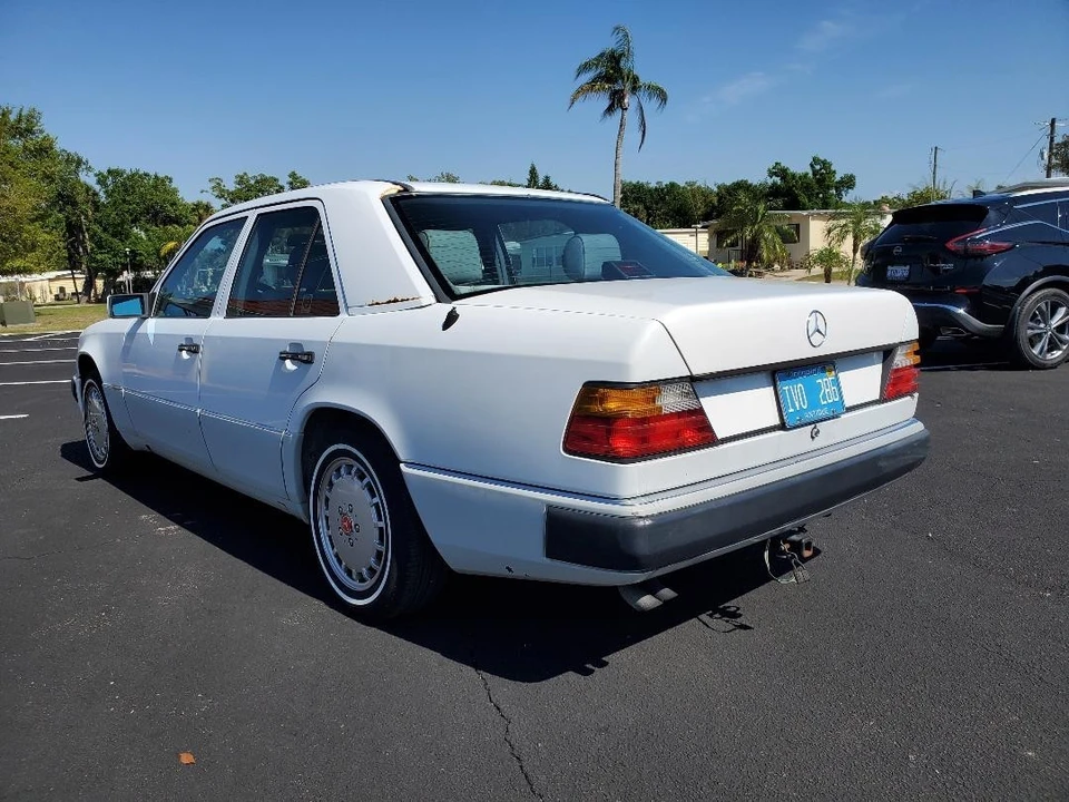 1990 Mercedes-Benz W124 E-Class - Image 5 of 20