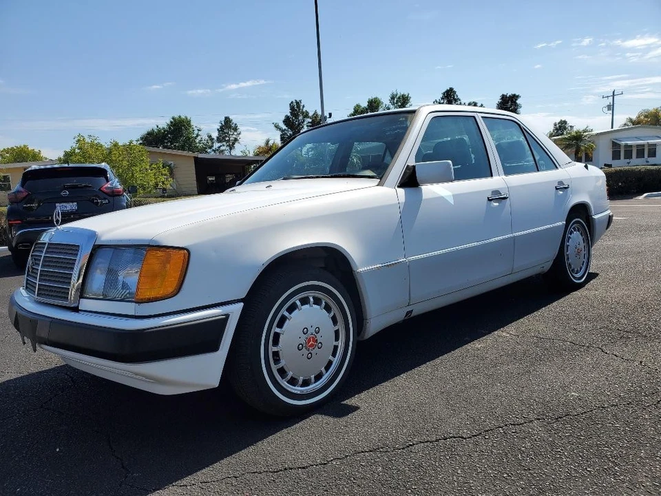 1990 Mercedes-Benz W124 E-Class - Image 2 of 20