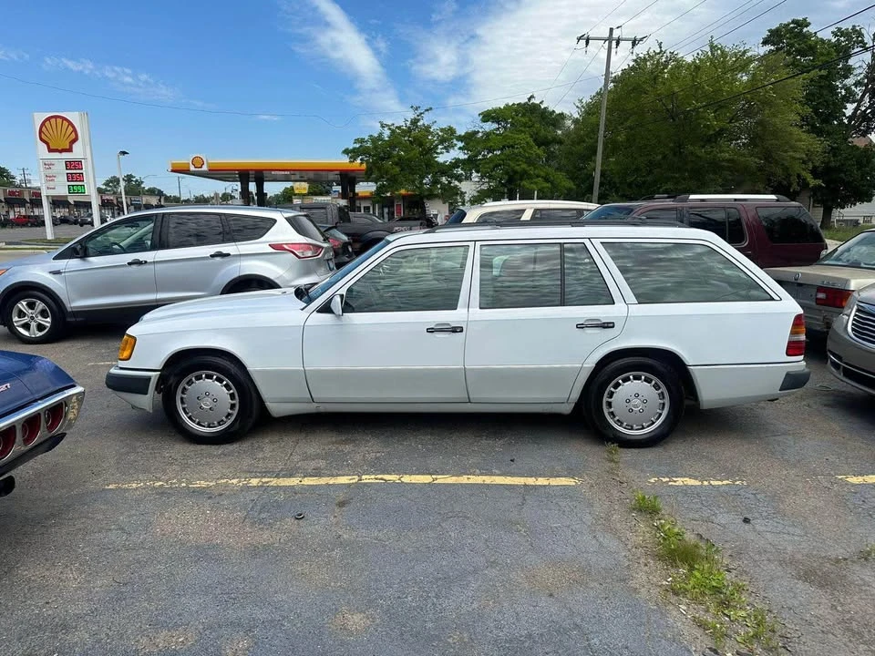 1990 Mercedes-Benz W124 E-Class - Image 2 of 11
