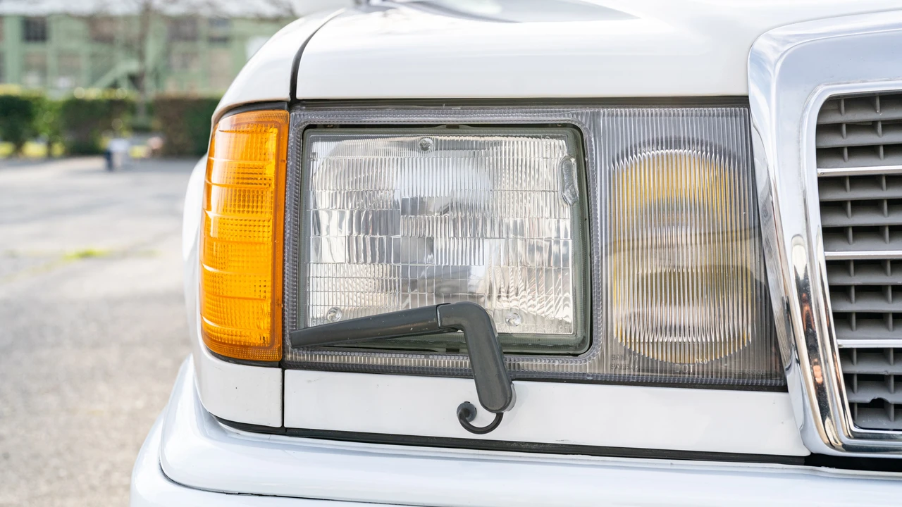 1990 Mercedes-Benz W124 E-Class - Image 13 of 31