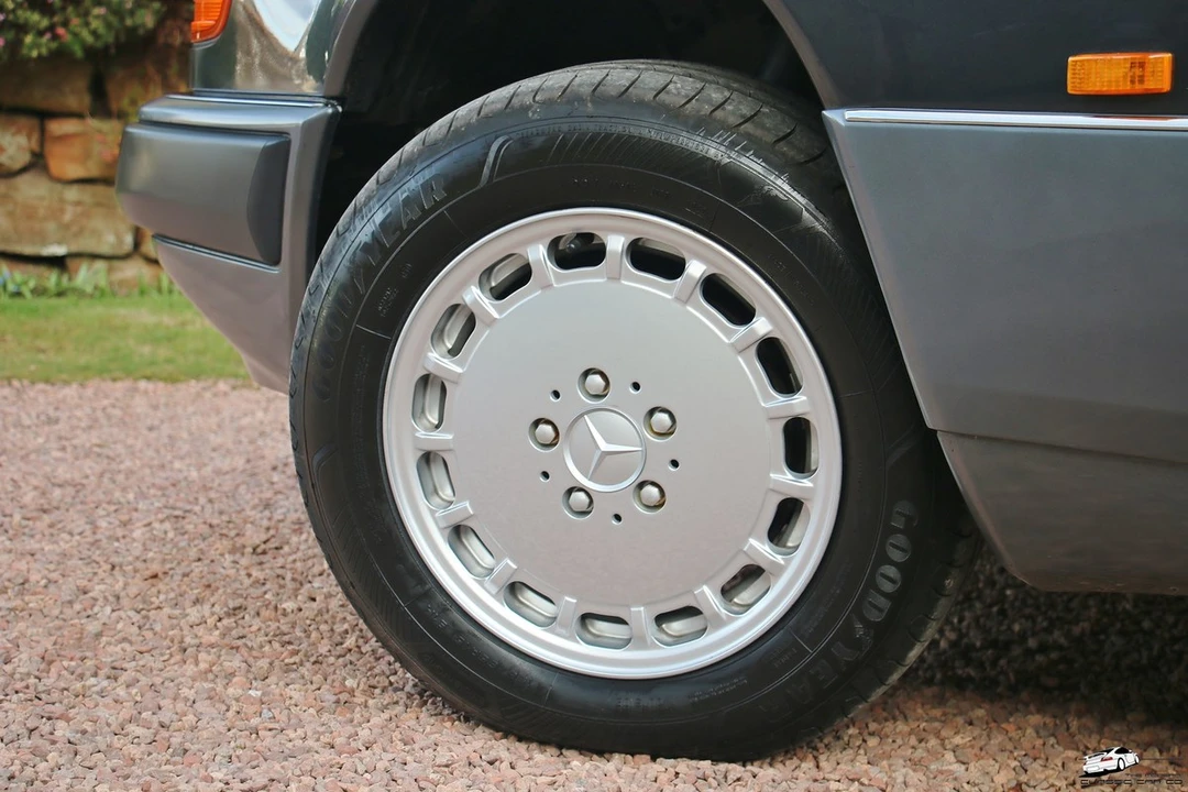 1990 Mercedes-Benz W124 E-Class - Image 15 of 30