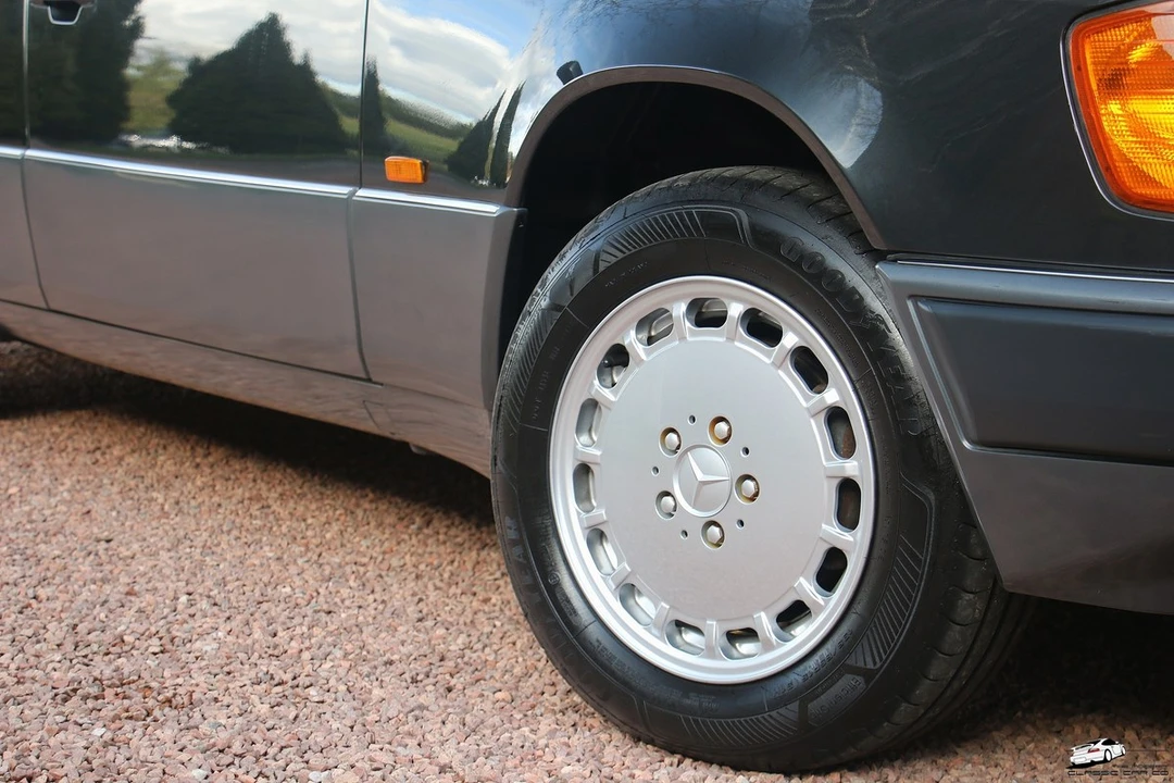 1990 Mercedes-Benz W124 E-Class - Image 12 of 30
