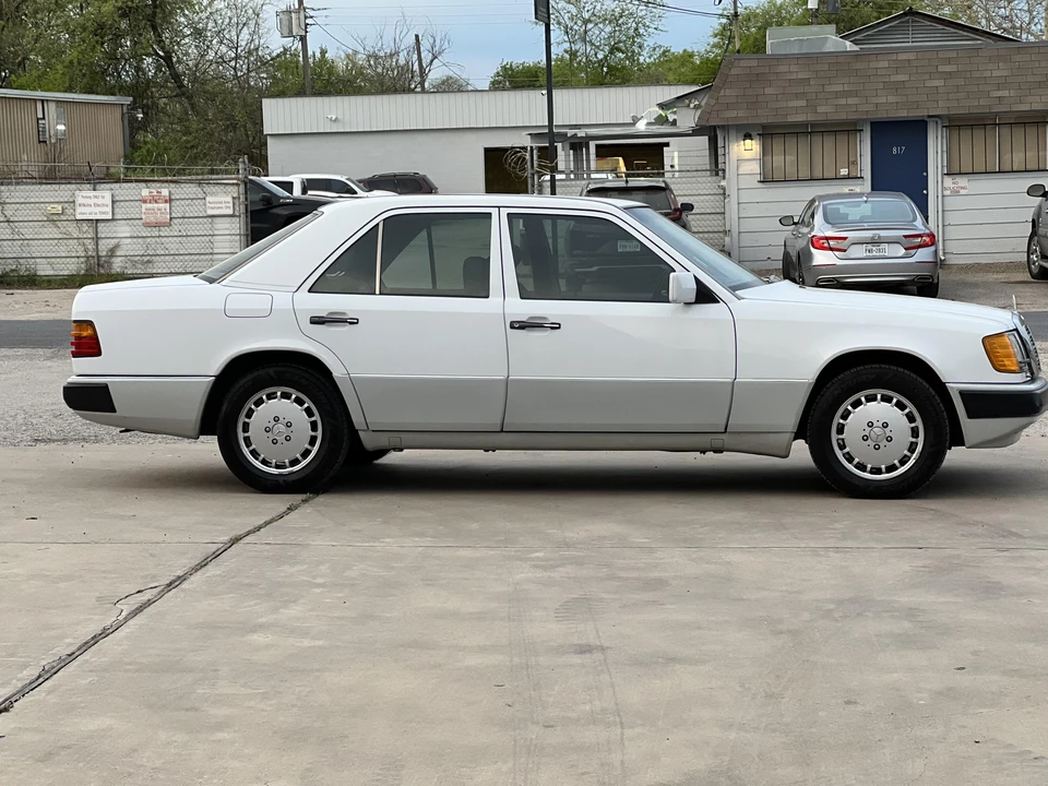 1990 Mercedes-Benz W124 E-Class - Image 12 of 31