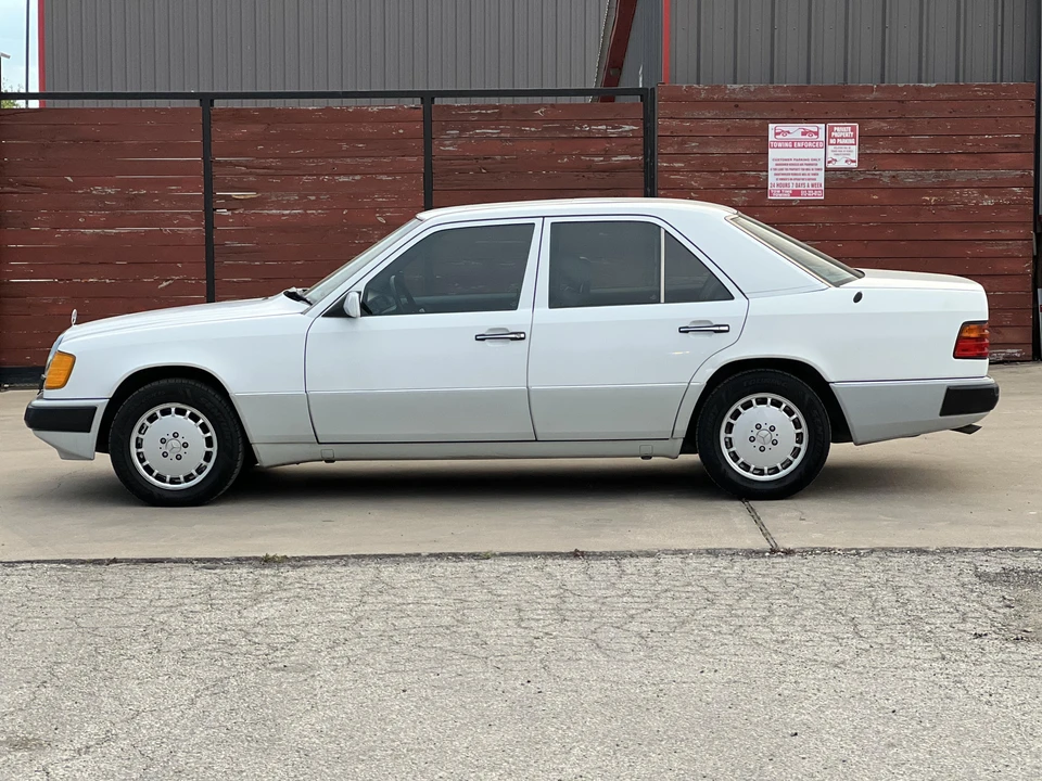 1990 Mercedes-Benz W124 E-Class - Image 9 of 31