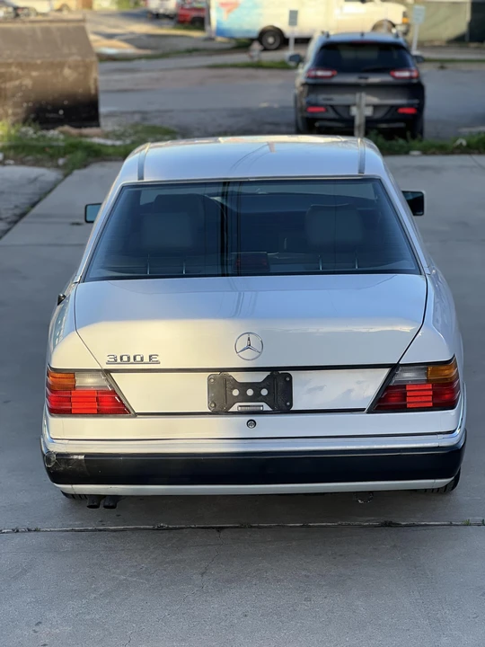 1990 Mercedes-Benz W124 E-Class - Image 11 of 31